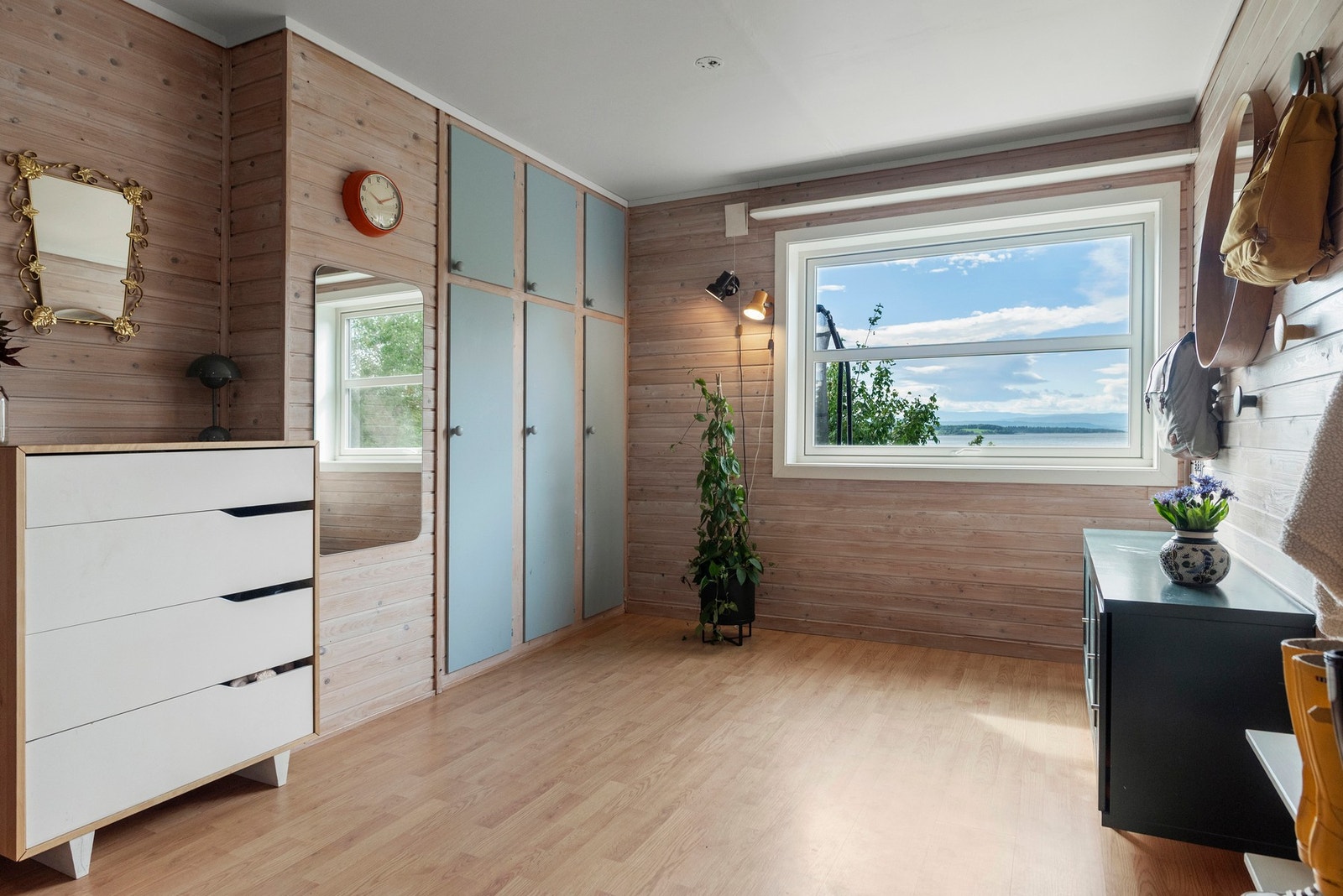 Stor gang/hall med god plass! Rommet kan enkelt avdeles til ekstra soverom. Galleribilde