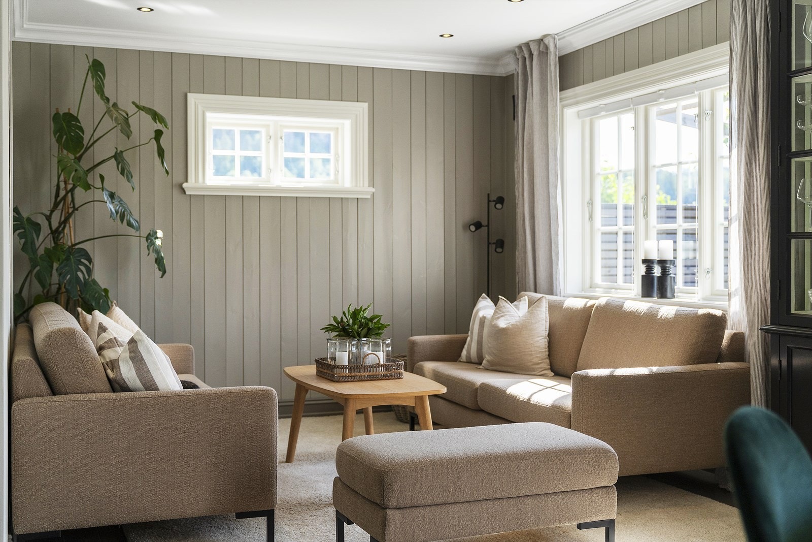 De store, sørvendte vindusflatene slipper inn rikelig med naturlig lys Galleribilde