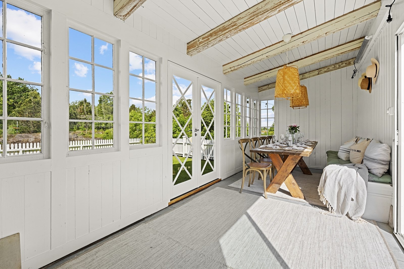 Dersom det skulle bli kjølig er det bare å lukke dørene og skru på terrassevarmerne Galleribilde