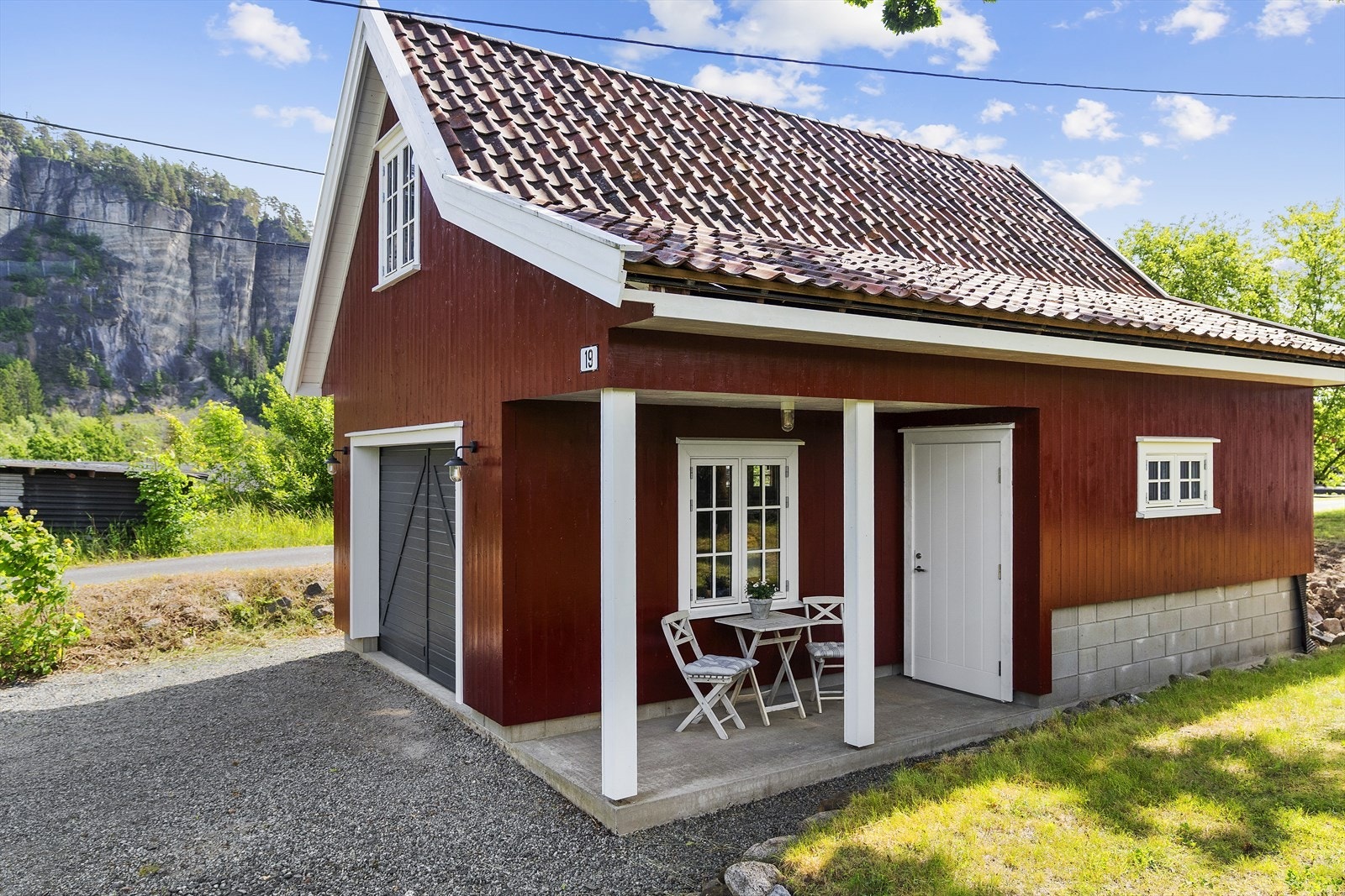 Og en frittstående garasje med stort lagringsloft Galleribilde
