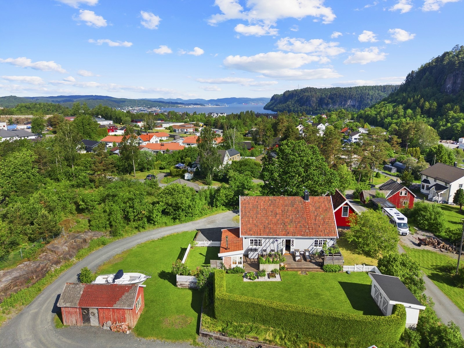 Sjøen, småbåtbrygger og bade-/fiskemuligheter er kun et par minutters kjøretur fra boligen Galleribilde