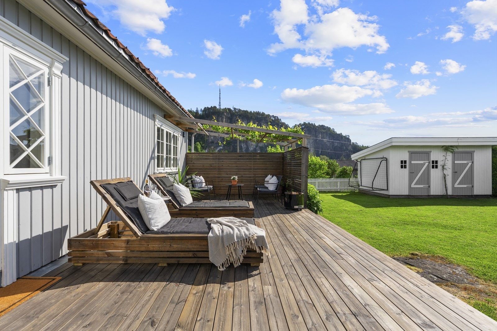 Stor, solrik terrasse med levegg Galleribilde