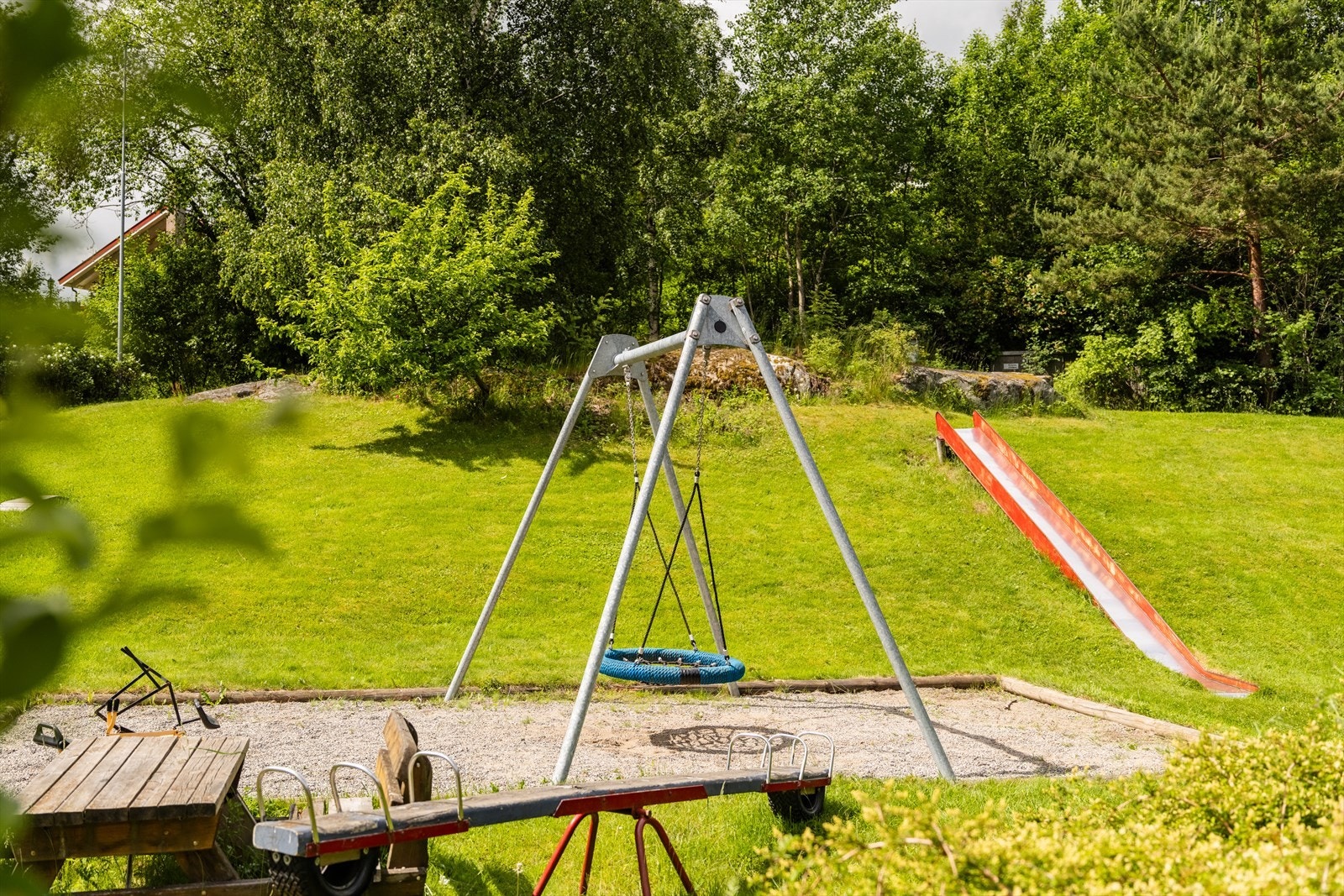 Det er lekeapparater og sittebenker til felles anvendelse i nabolaget. Galleribilde