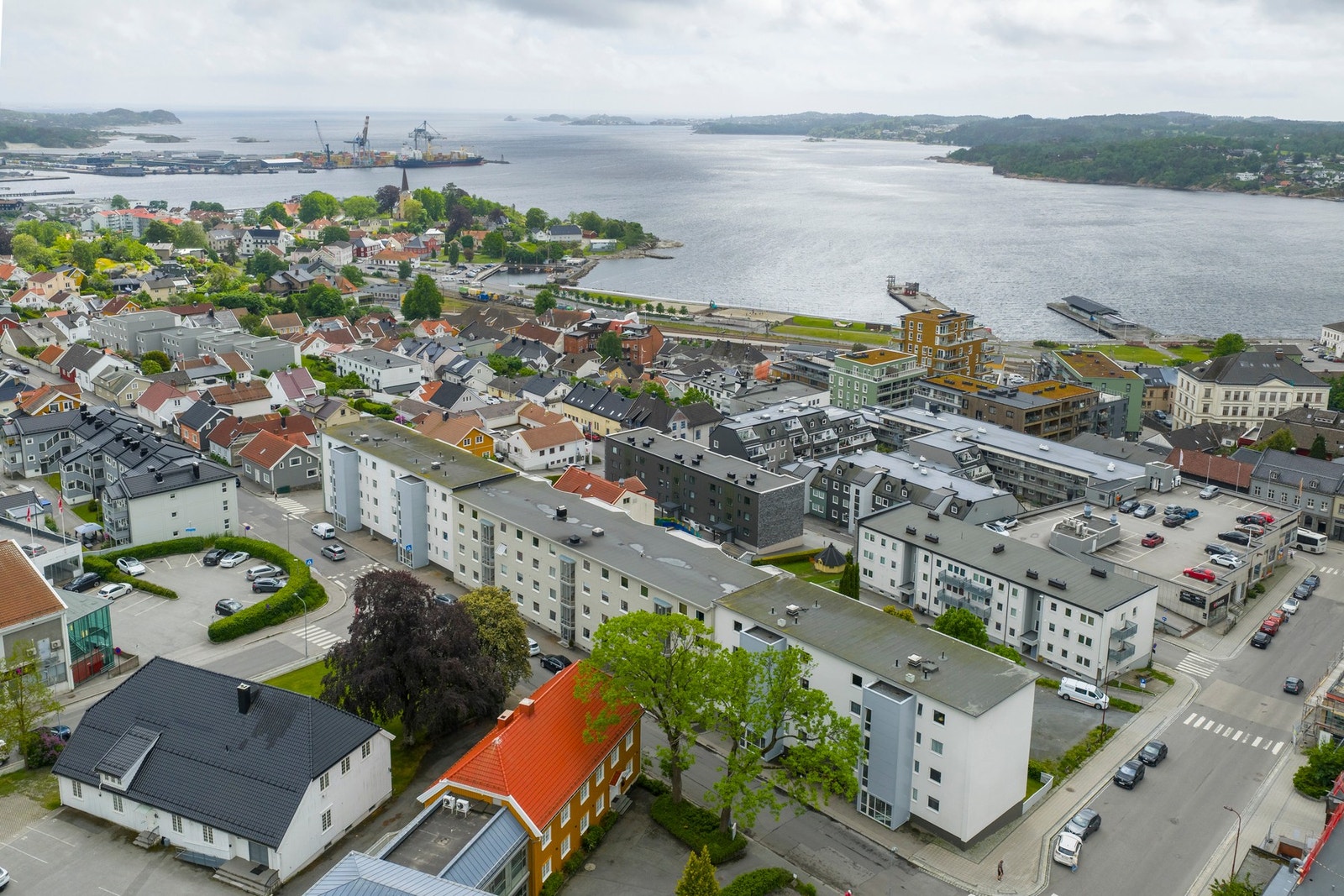 Leiligheten ligger svært sentralt med kort vei til alle sentrumsfasiliteter. Galleribilde