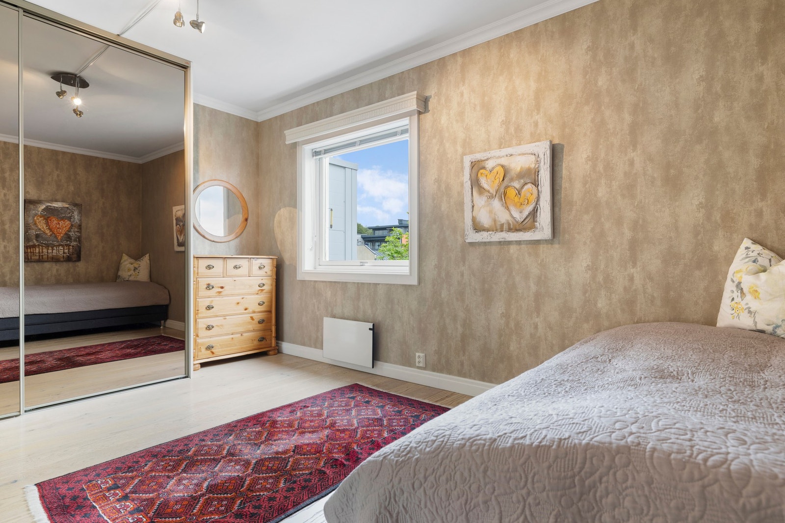 Soverommet har god plass til dobbeltseng og det er skyvedørsgarderobe. Galleribilde