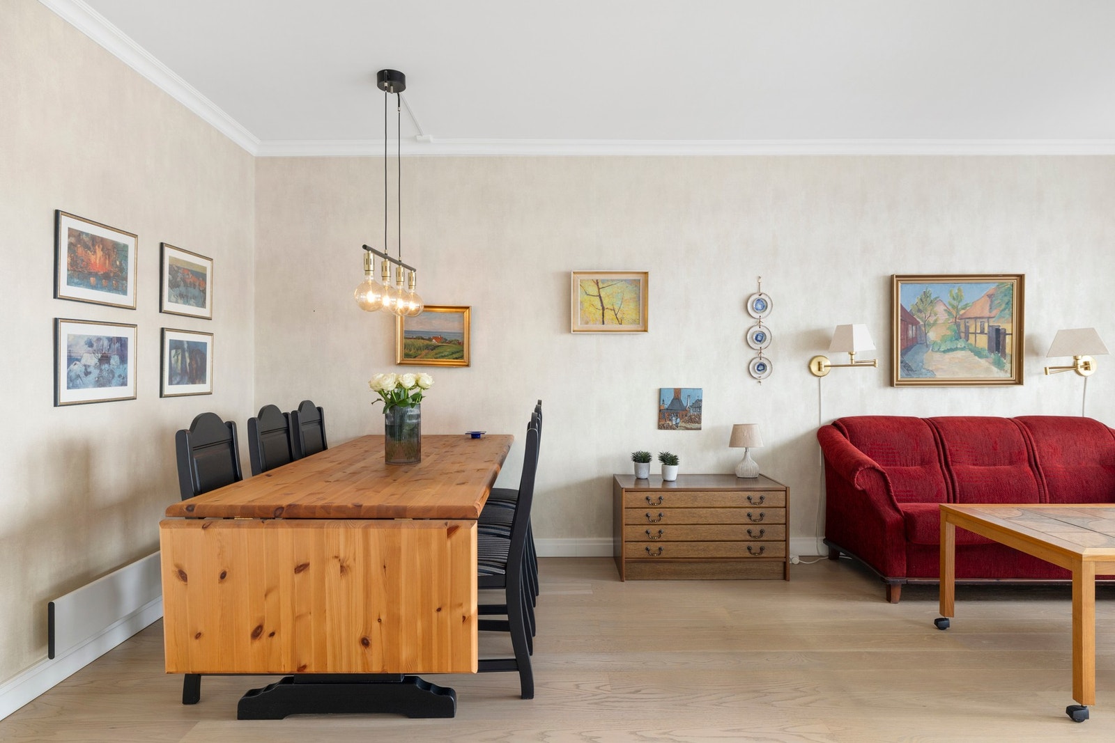 I stuen er det også fin plass til spisebord. Galleribilde