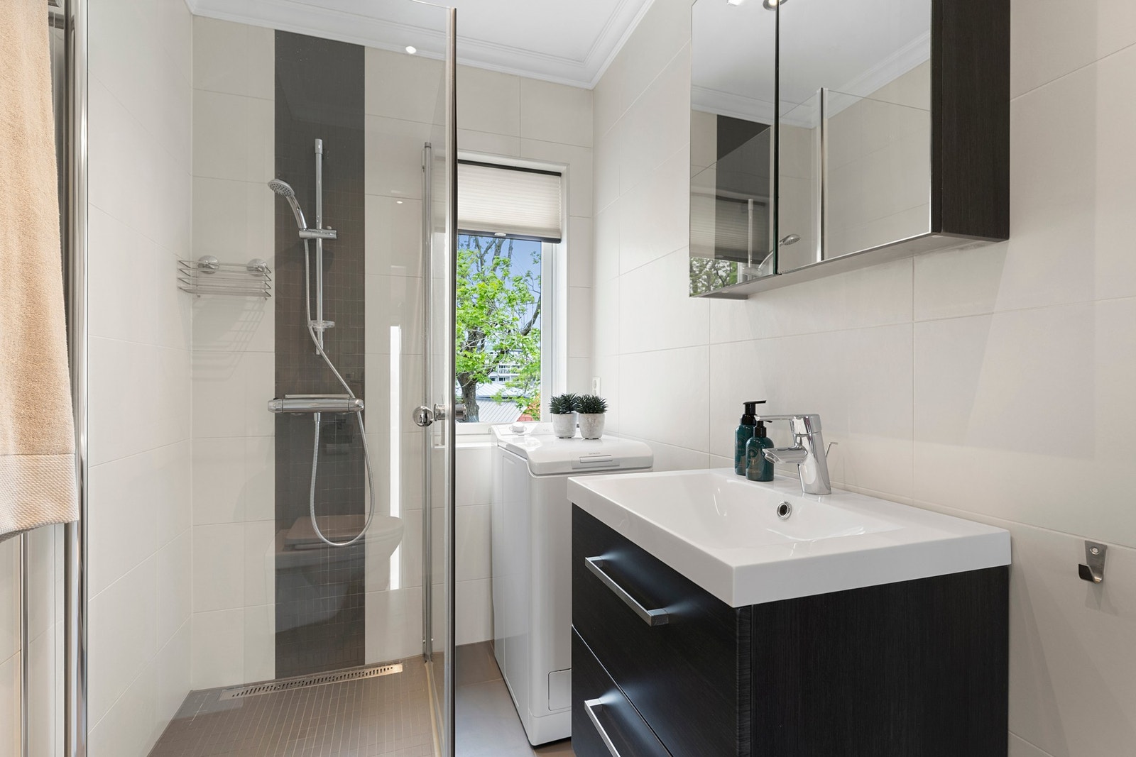Pent bad med fliser på gulv og vegg. Badet ble renovert i 2015. Det er plass og opplegg til vaskemaskin. Galleribilde