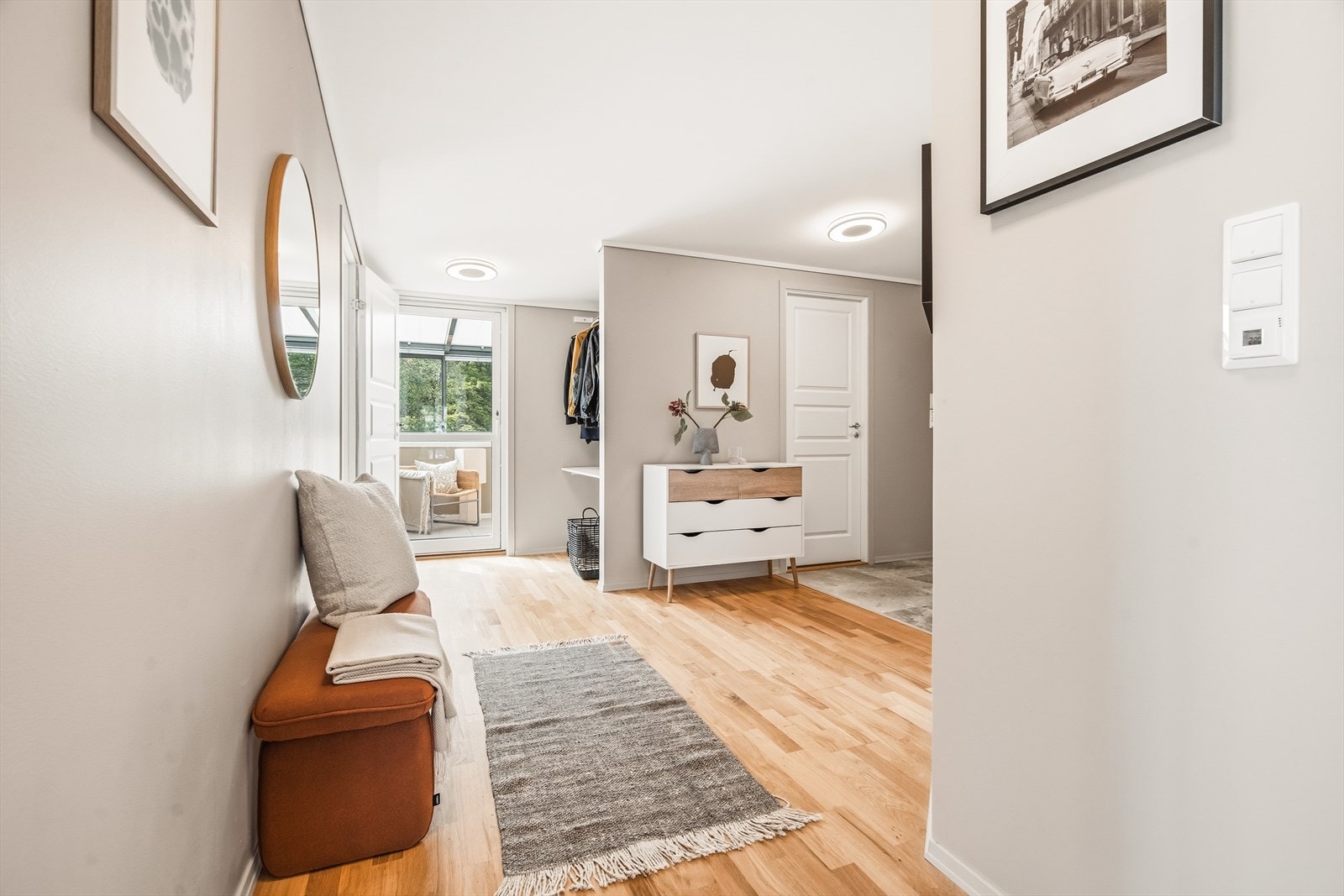 Parkettgulv og fliser i entréen gir en praktisk og stilren løsning. Galleribilde