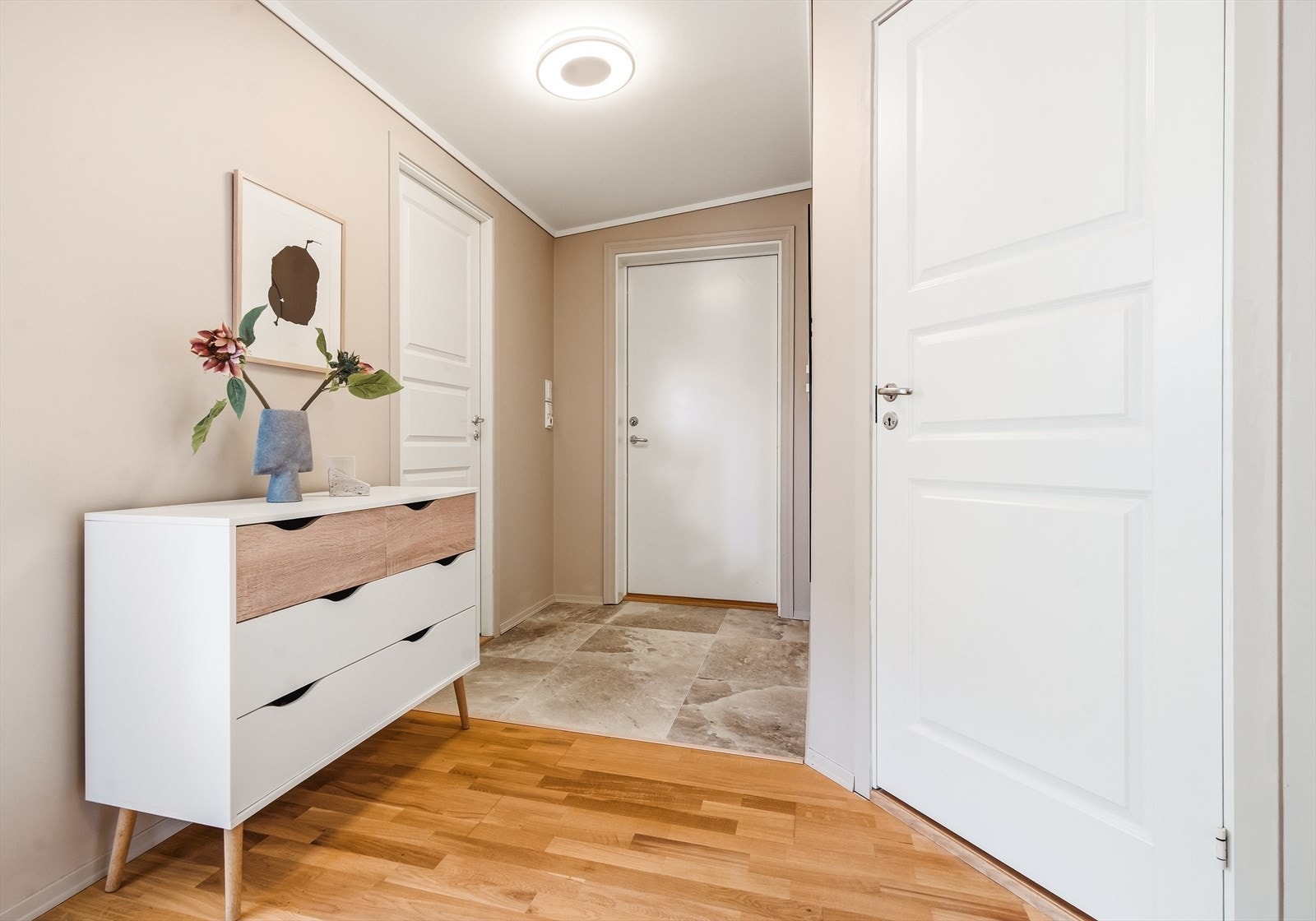 Entréen har malte vegger og fliser som gir et funksjonelt inngangsparti. Galleribilde