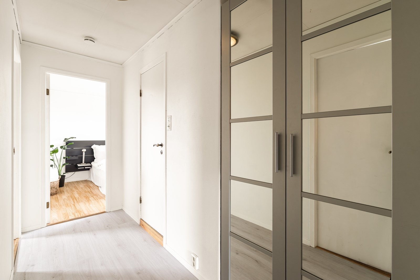 Videre leder en lys gang til boligens tre soverom på henholdsvis 6,9 m², 10,3 m² og 11,2 m² Galleribilde
