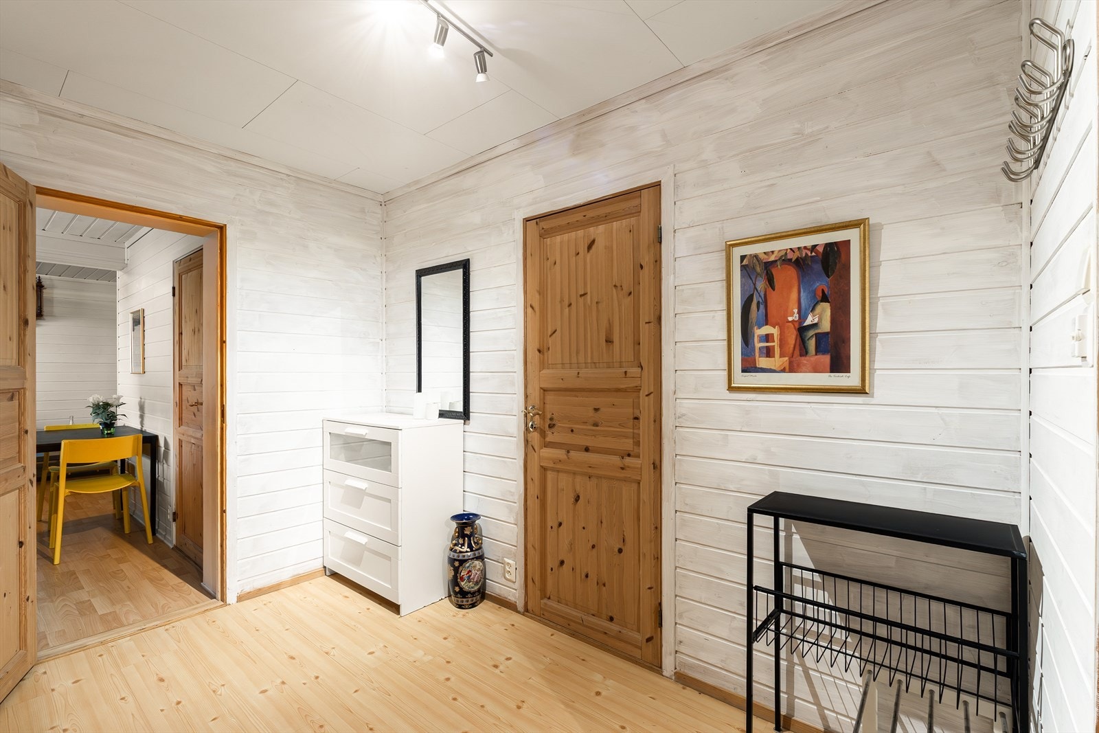 Videre er hoveddelen av etasjen i dag innredet som en hybel/leilighetsdel ( ikke godkjent) Galleribilde