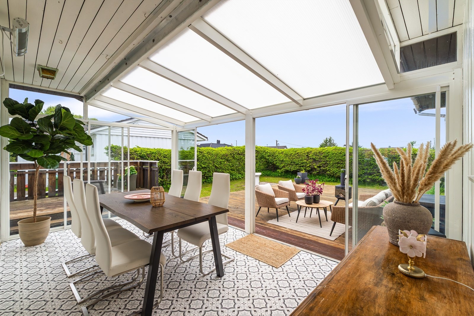 Videre åpner uteområdet seg med en vestvendt terrasse på ca. 75 m² som byr på optimale solforhold og god plass til flere sittegrupper, grillområde og utemøbler Galleribilde