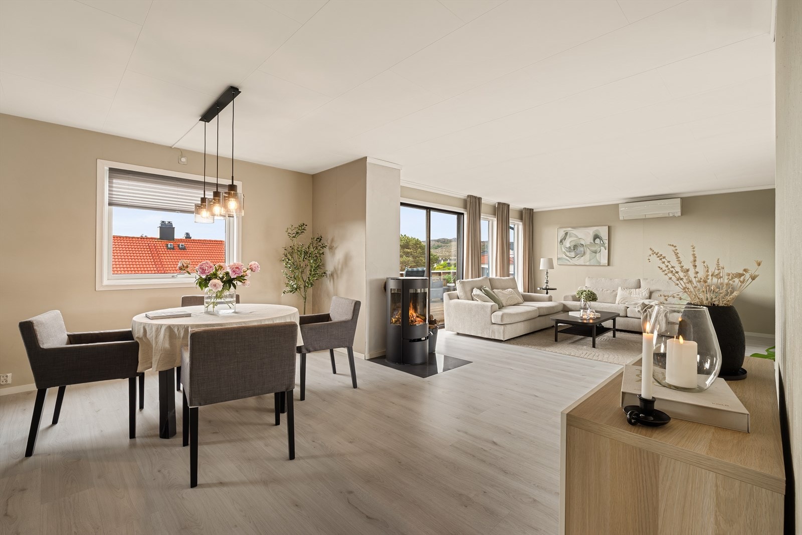 Boligens hjerte er den lyse og innbydende stuen, som byr på gode møbleringsmuligheter med naturlige soner for både sofagruppe og spisebord. Galleribilde
