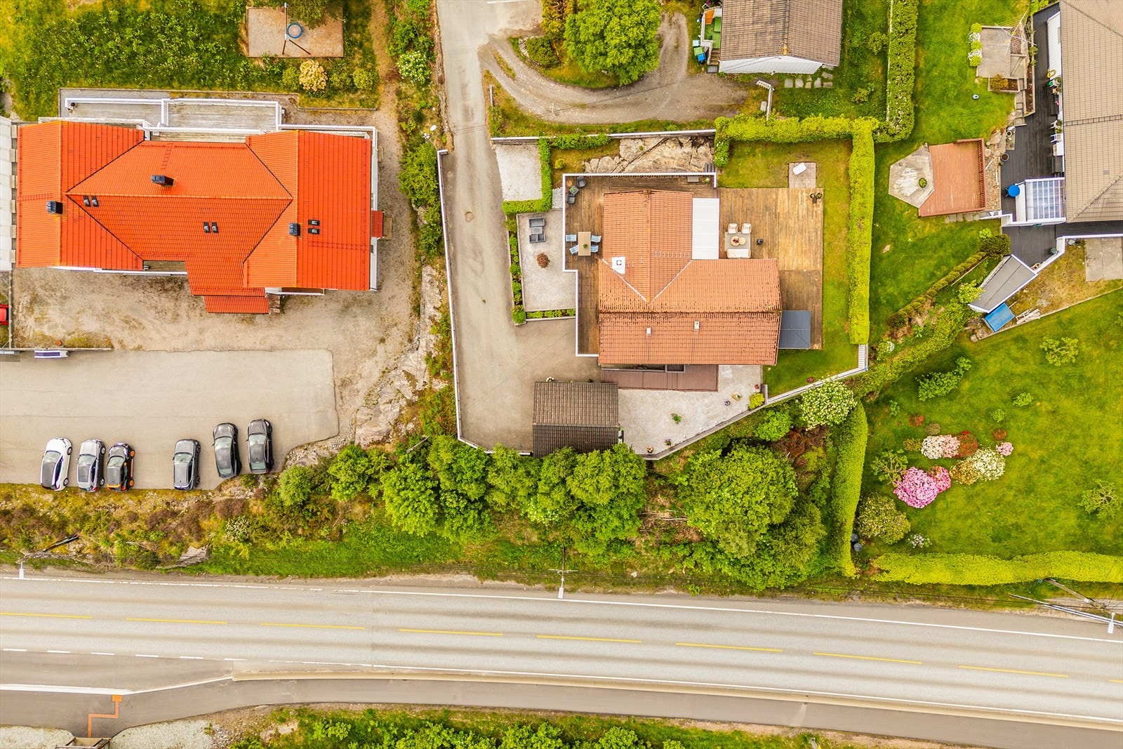 Eiendommen har en stor og attraktiv tomt på hele 1 085,7 kvm som byr på flotte uteområder, gode solforhold og rikelig med plass til både lek, hageaktiviteter og avslapning. Galleribilde