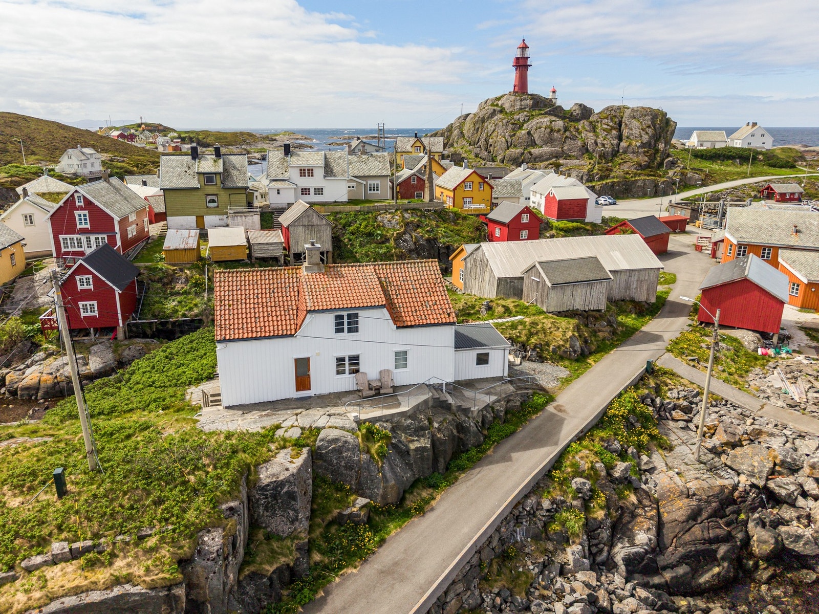 Med fin beliggenhet på øya. Kort avstand til fyret og fergekaien Galleribilde