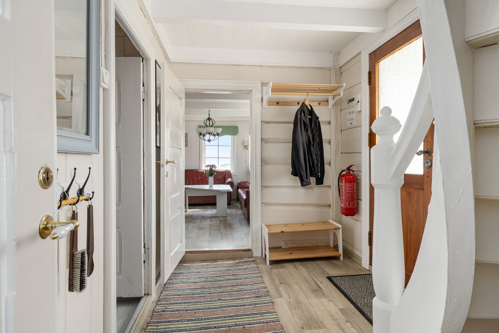 Entré med mulighet for å henge fra seg yttertøy Galleribilde