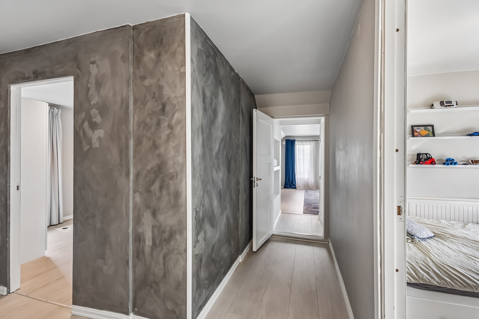 Overflatene består av laminat på gulv og malte plater på veggene, noe som er gjennomgående for etasjen. Galleribilde