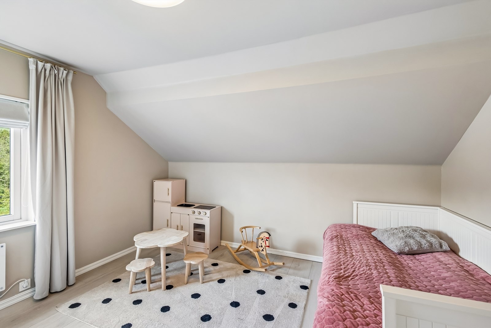 Et lunt og hyggelig rom som passer godt som barnerom eller kontor. Galleribilde