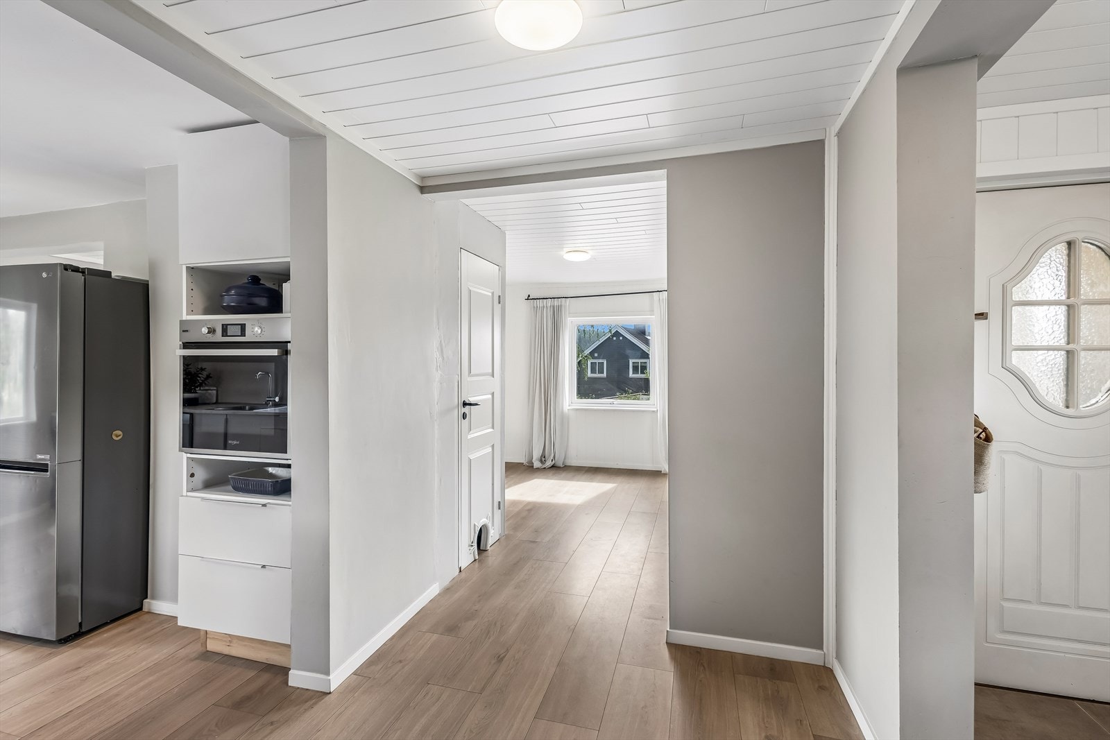 Fra hallen åpner boligen seg opp mot kjøkken og stue. Gulvene er hovedsakelig belagt med laminat. Galleribilde