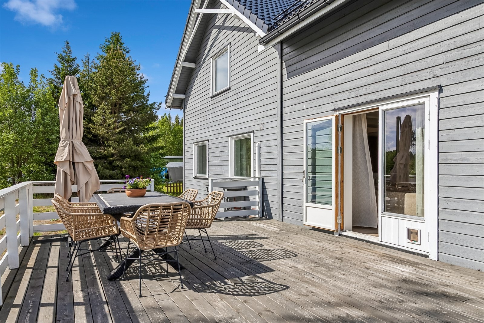 Fra stuen er det direkte utgang til en stor, sydvendt terrasse. Galleribilde