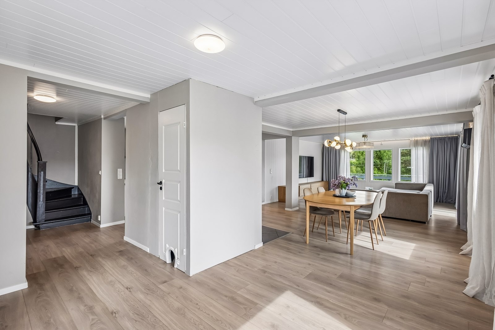 Hallen binder sammen rommene i denne etasjen og har en malt tretrapp som fører opp til andre etasje. Galleribilde