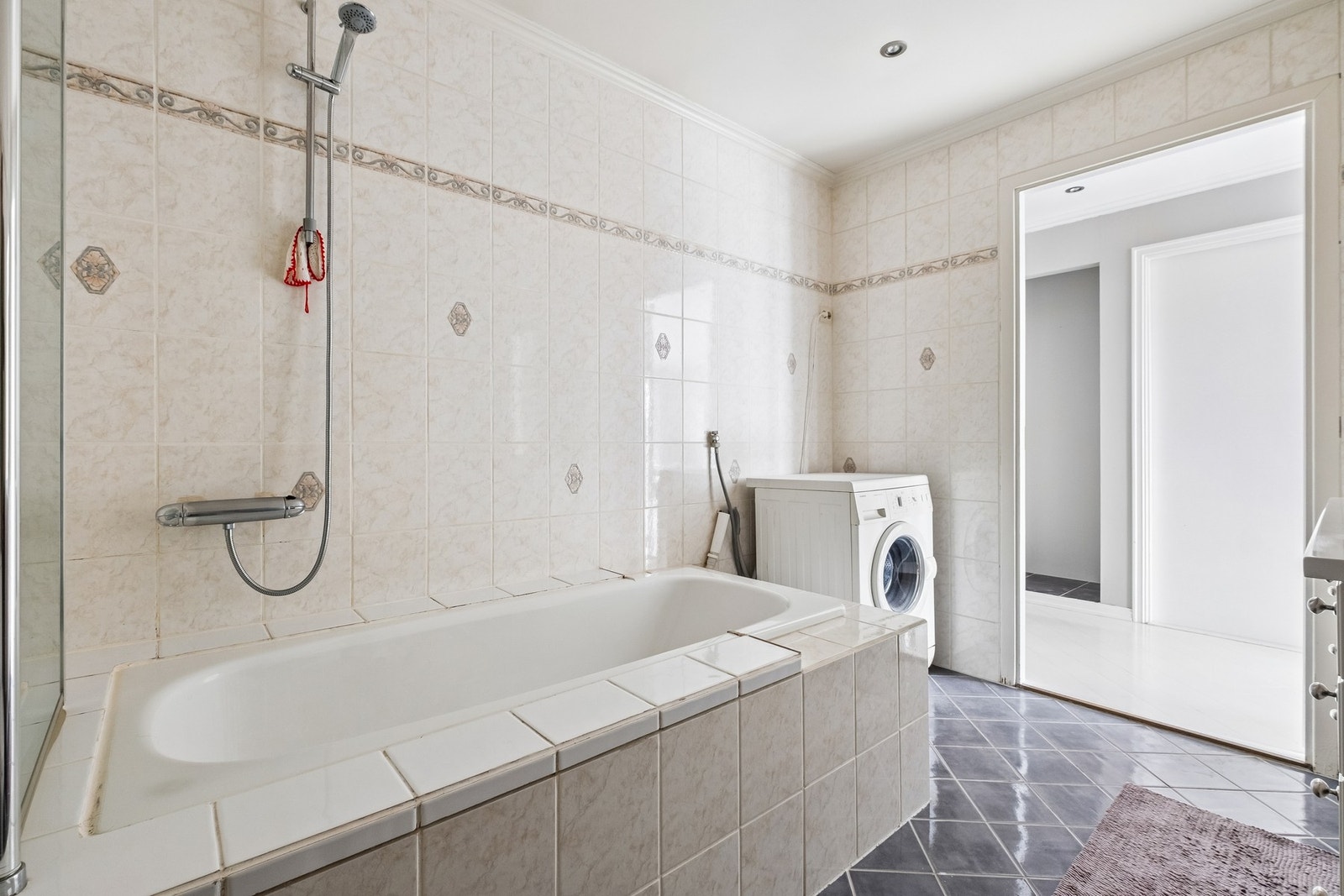Badet har varmekabler i gulv Galleribilde