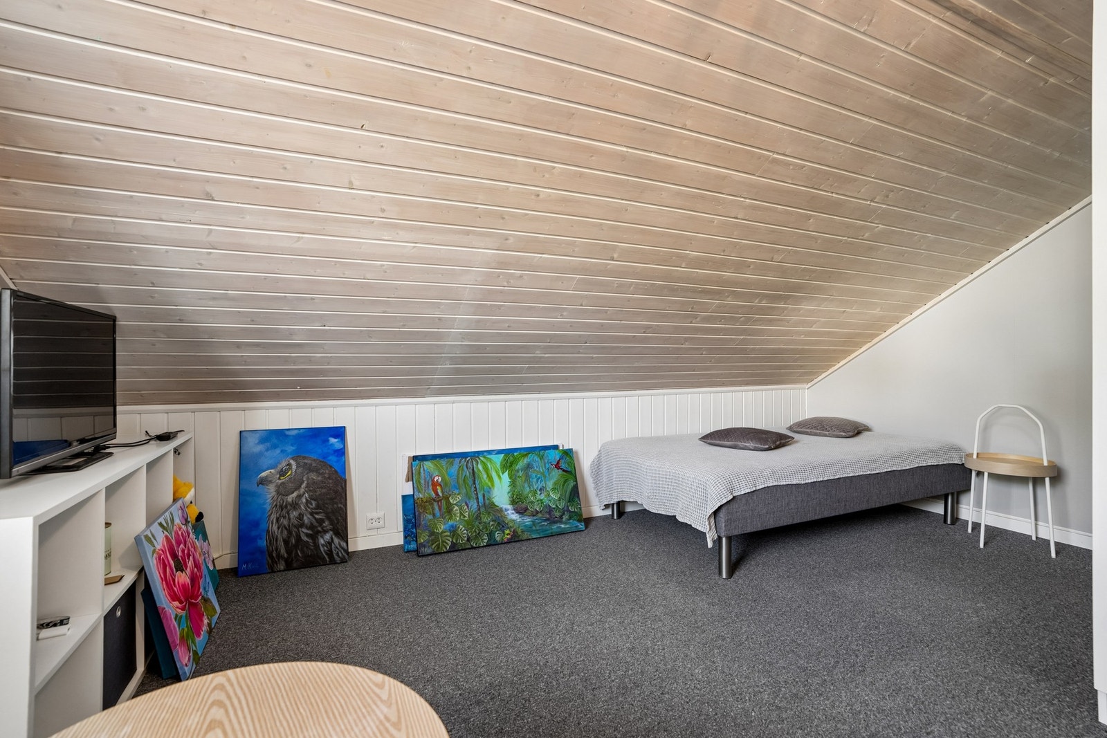 På loftet har man et innredet rom brukt som soverom. Det foreligger ikke tegninger av loftsetasjen og megler har ikke mulighet til å kontrollere lovligheten av rommet Galleribilde