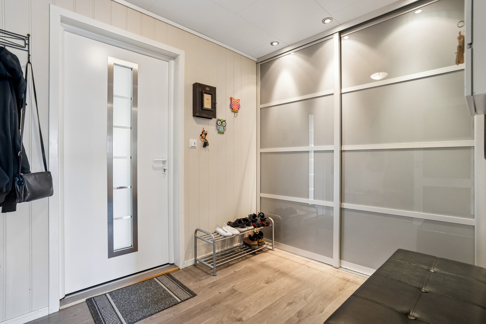 Entré med skyvedørsgarderobe Galleribilde