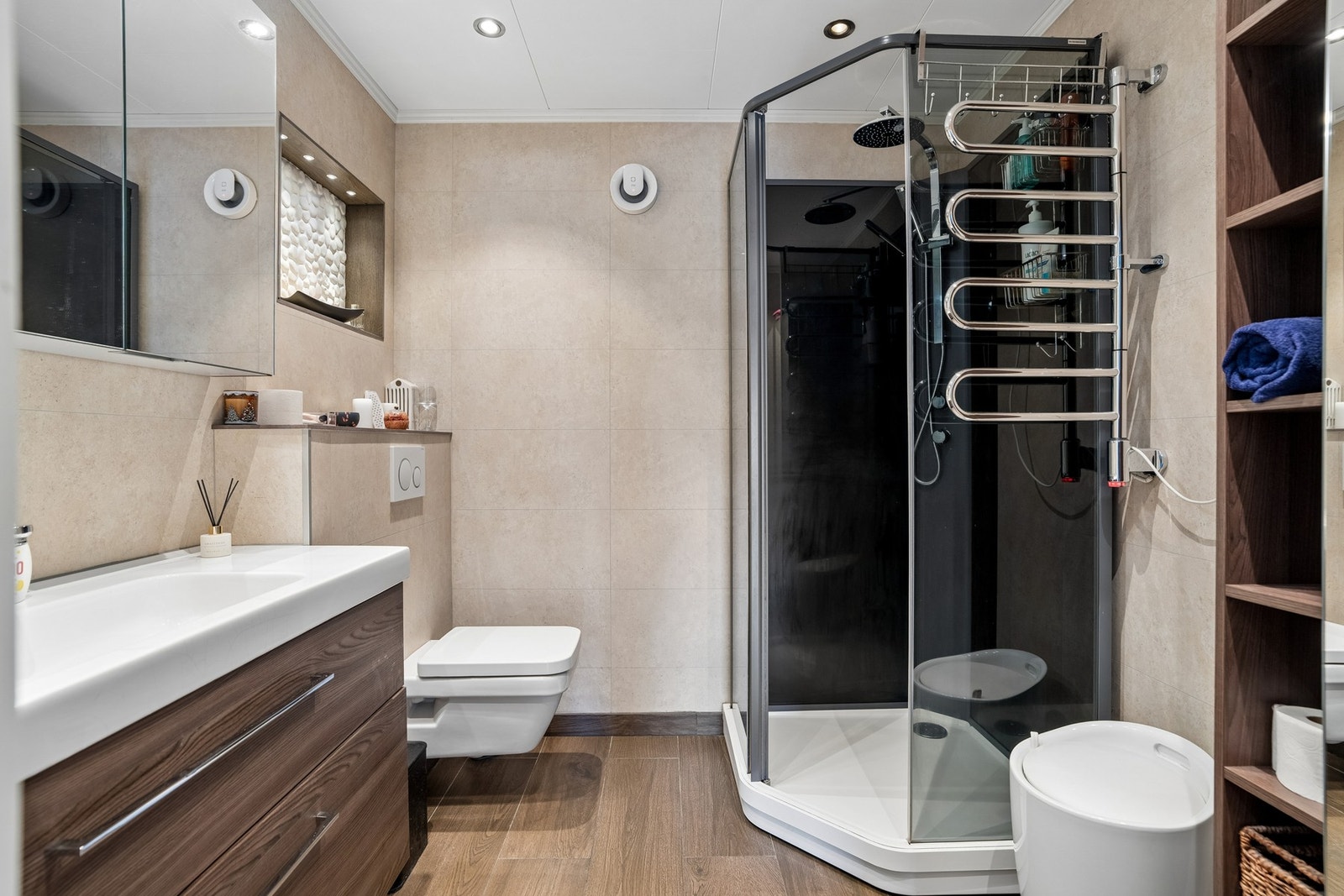 Bad i hovedetasje. Badet ble oppgradert og modernisert i 2017 Galleribilde