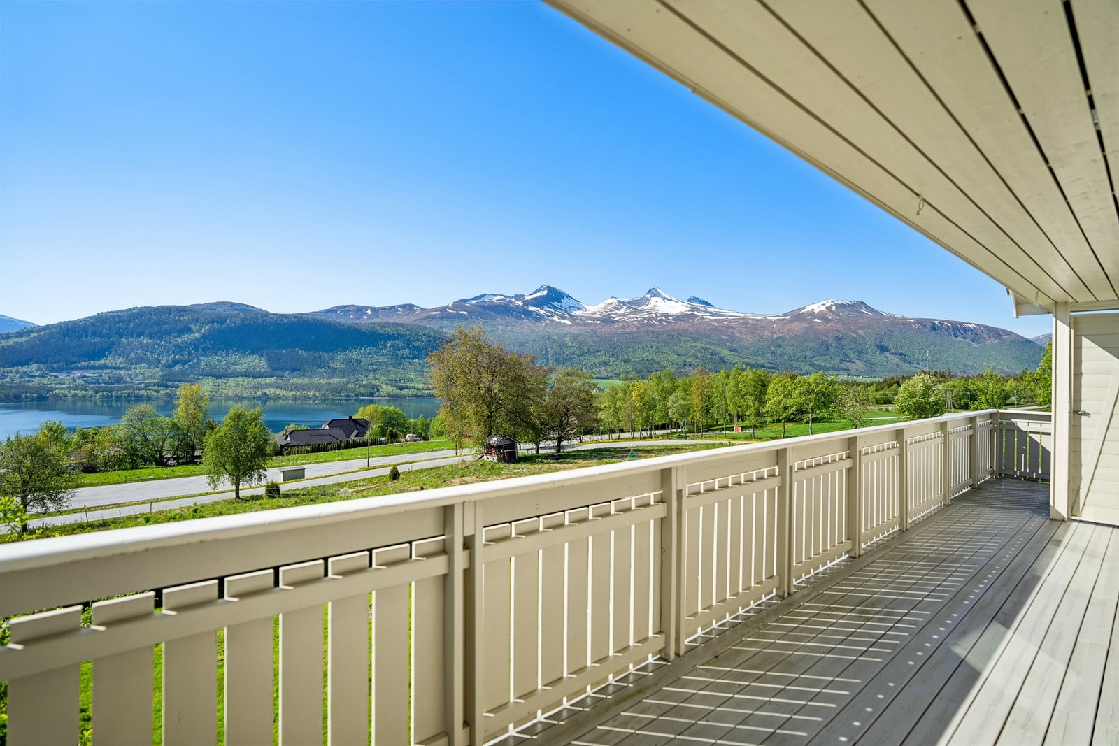 Overbygd terrasse med flott utsikt over Flatevågen Galleribilde