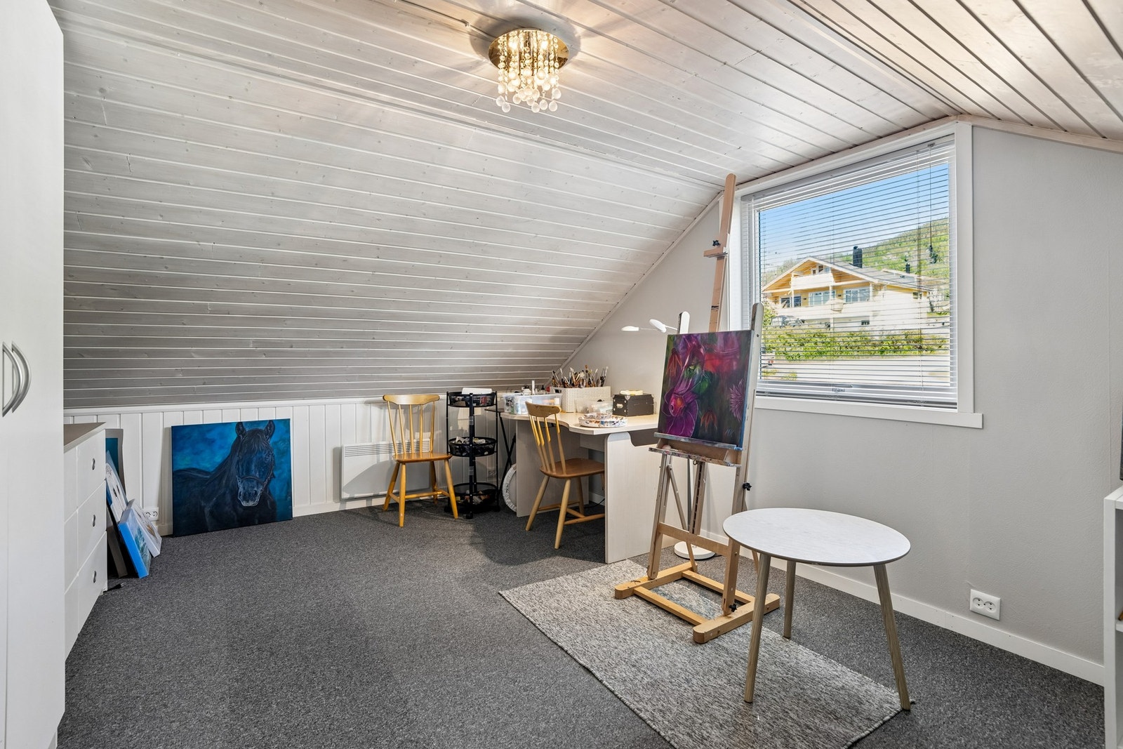 På loftet har man også et innredet rom brukt som hobbyrom/soverom. Det foreligger ikke tegninger av loftsetasjen og megler har ikke mulighet til å kontrollere lovligheten av rommet Galleribilde