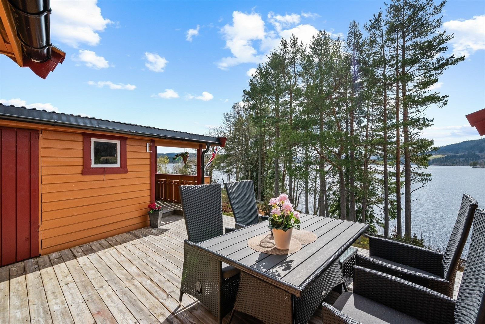 Terrasse med god plass til sittegruppe Galleribilde
