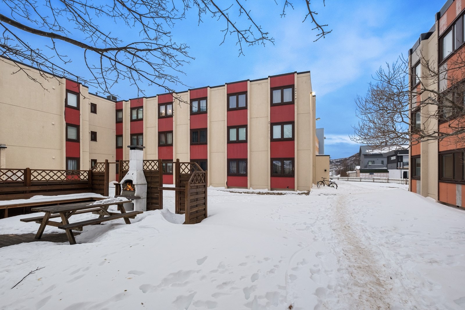 Eiendommen har en attraktiv beliggenhet i et sentrumsnært og veletablert område i Rønvik, kun ca 1,4 km fra Bodø sentrum. Galleribilde