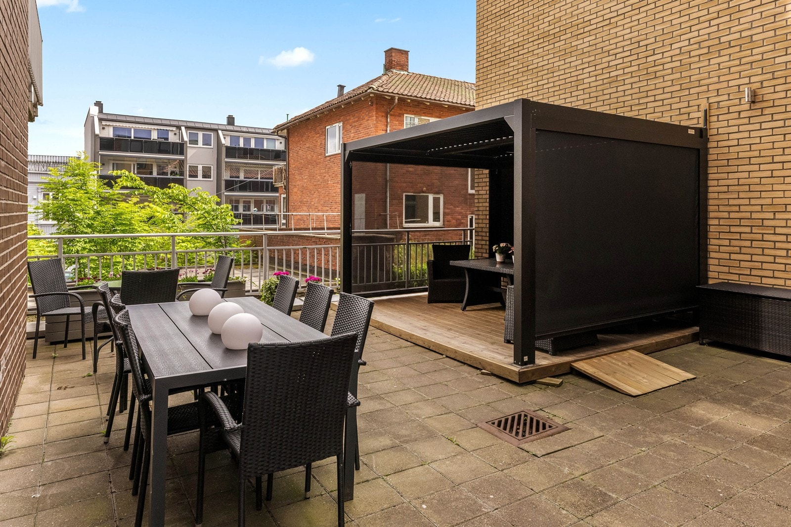 Hyggelig felles uteplass med sittegruppe og overbygget pergola. Galleribilde