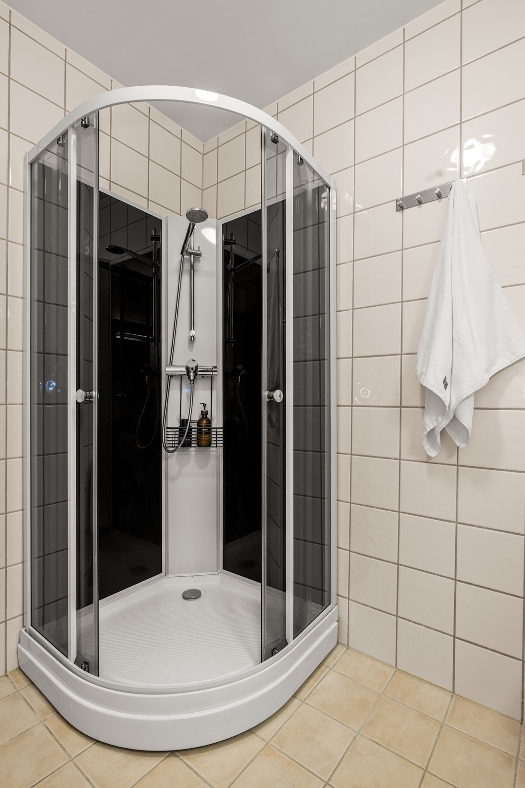 Dusjkabinett er installert og gir et praktisk dusjalternativ på badet. Galleribilde