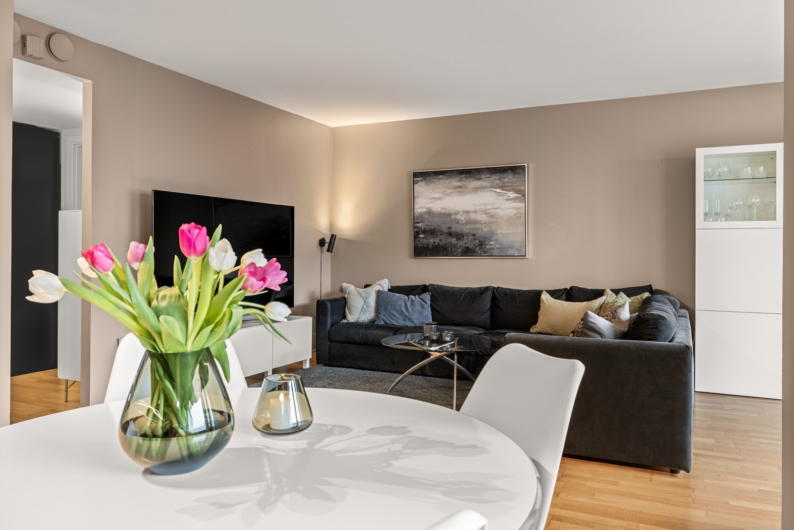 Plass til både sofagruppe og spisebord i stueområdet. Galleribilde
