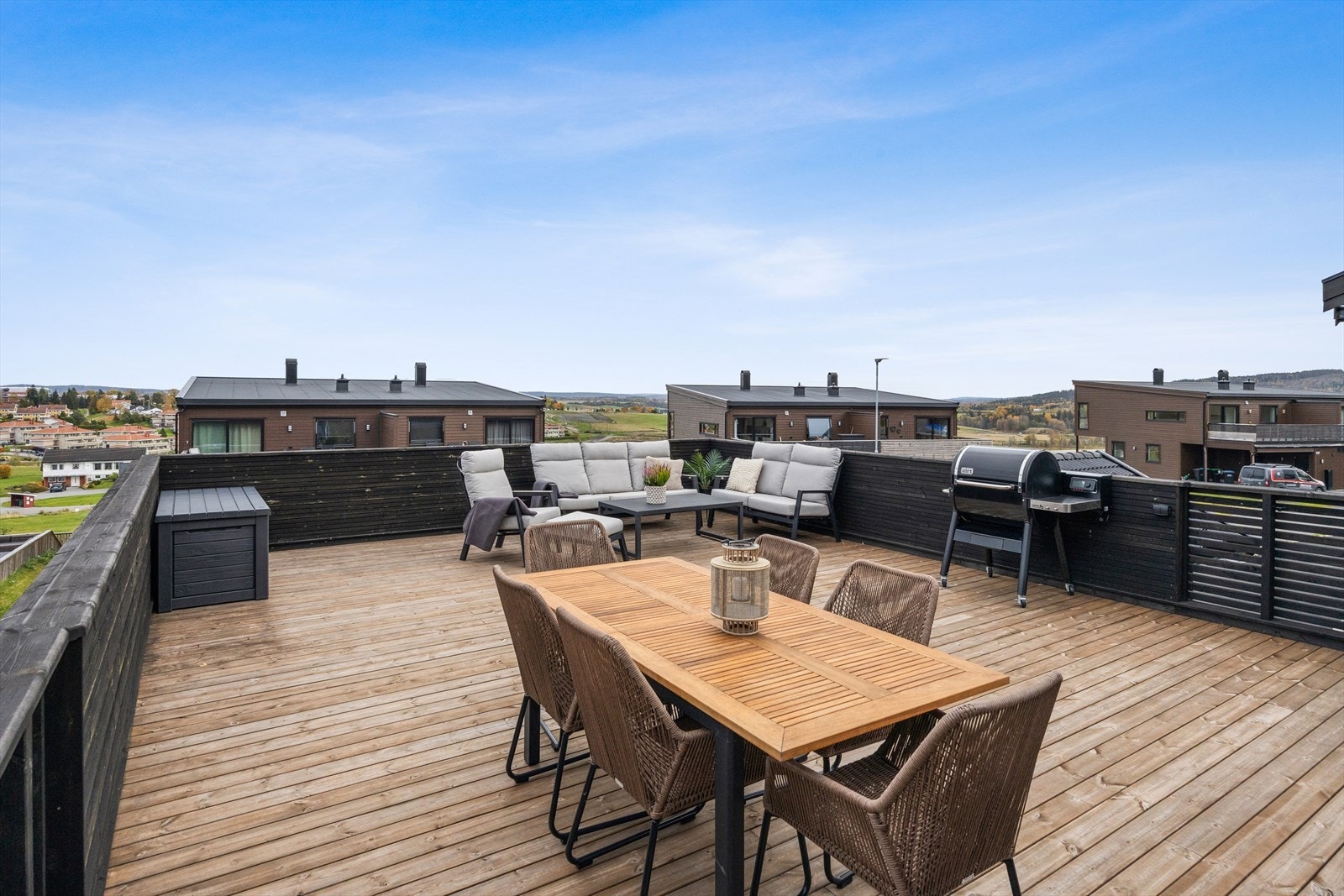 Takterrassen har god plass til både spisebord og en romslig loungegruppe. Galleribilde