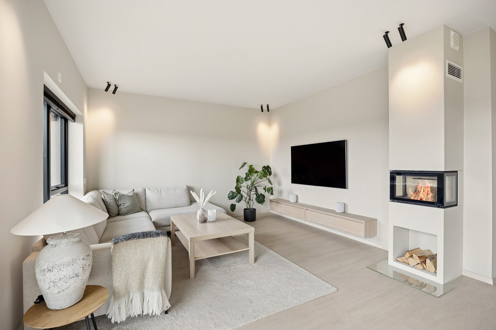Stuen er utstyrt med en moderne elementpeis som komplementerer gulvvarmen. Galleribilde