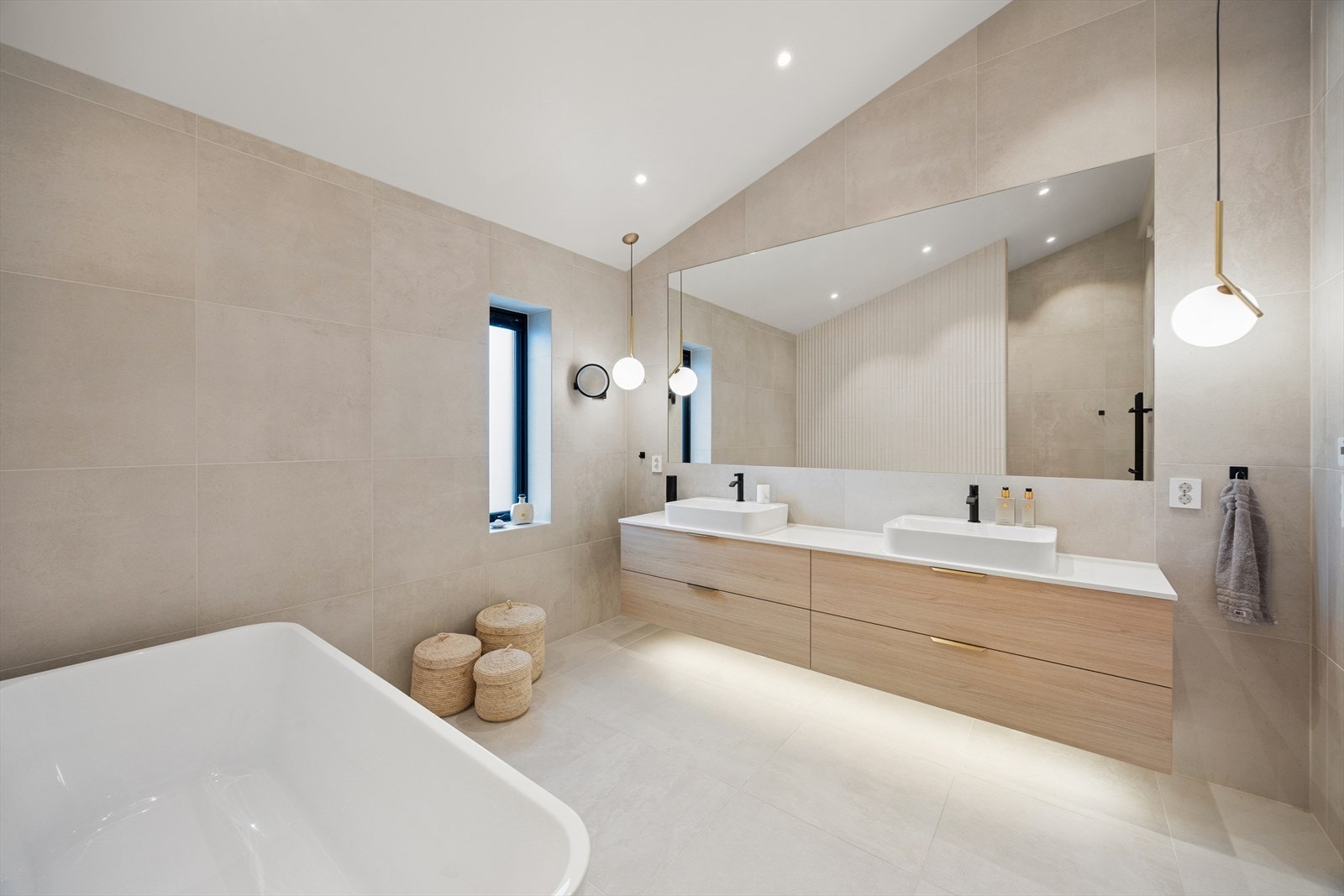 Badet er tydelig påkostet med flislagte vegger og gulv, malt innvendig tak, og vannbårem gulvvarme. Galleribilde