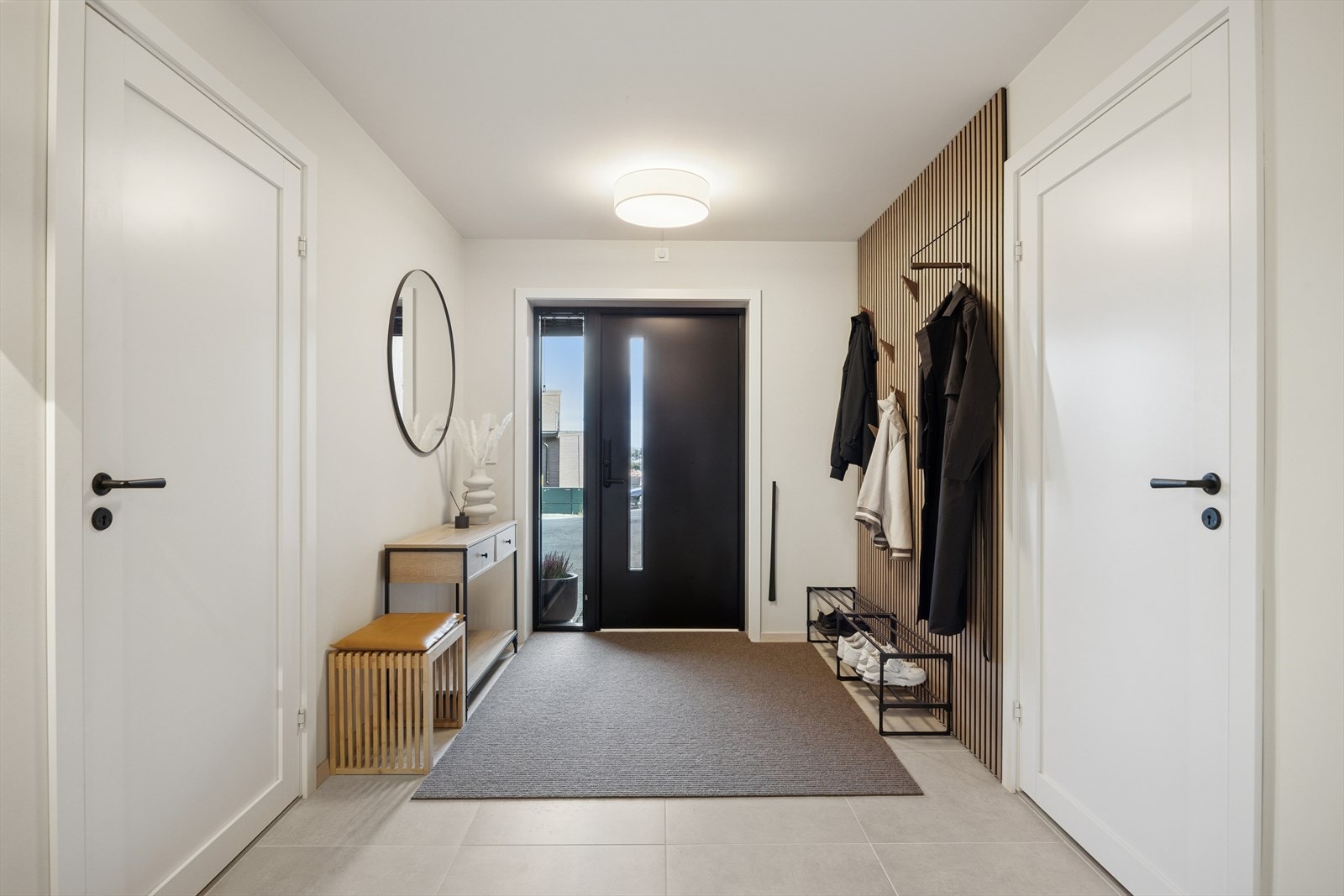 Inngangspartiet i underetasjen har flislagt gulv og vannbåren gulvvarme. Galleribilde