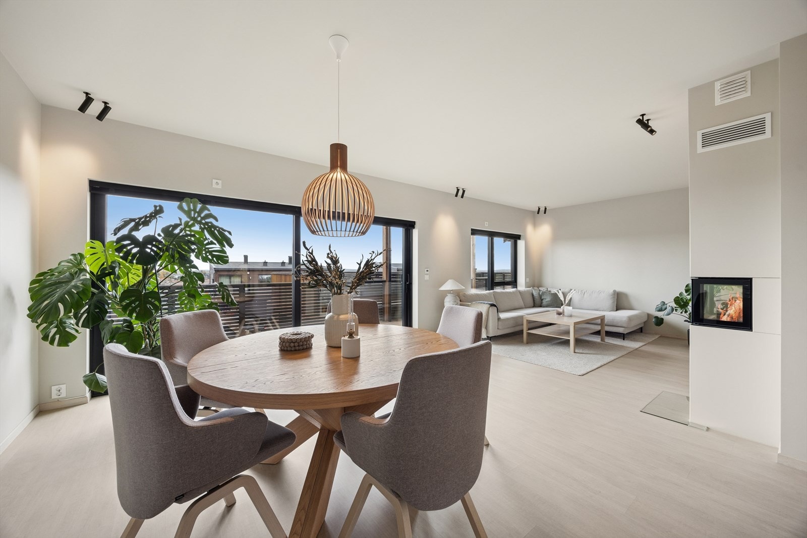 Fra stuen i første etasje er det utgang til en terrasse på ca. 24 m². Galleribilde