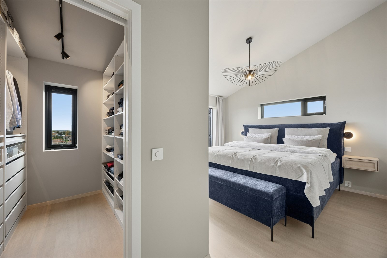 Hovedsoverommet i andre etasje har tilknytning til et eget walk-in-closet. Galleribilde