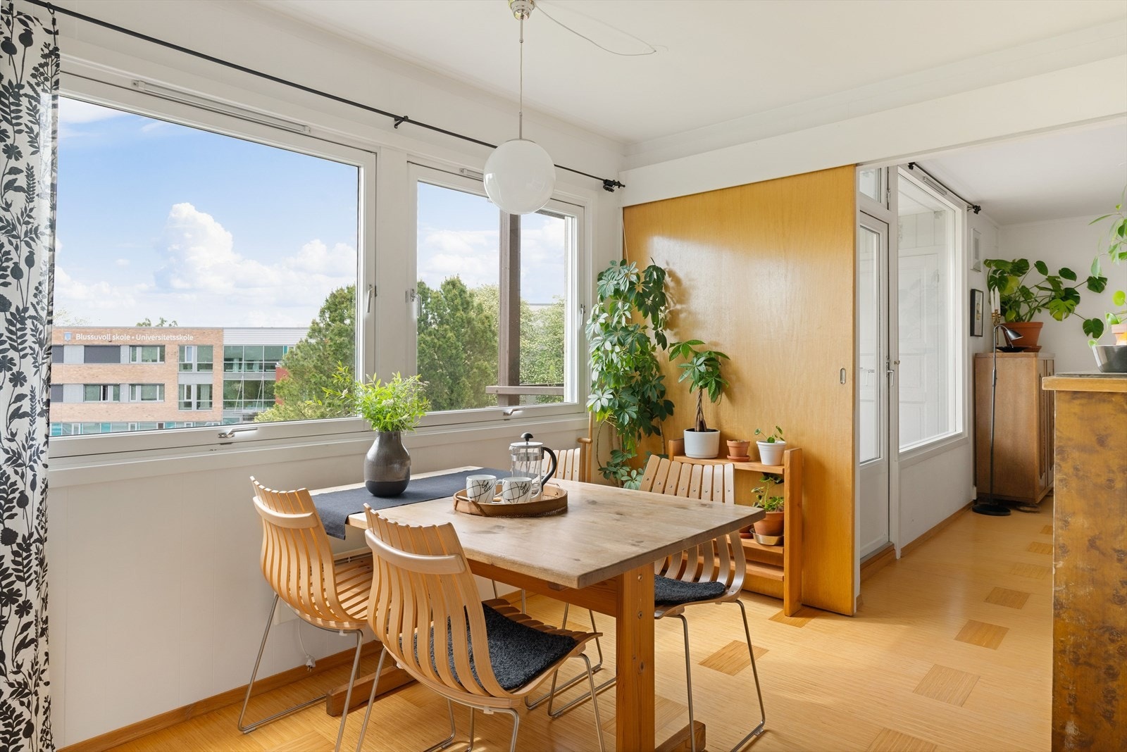 Leiligheten har original skyvedør, som gir mulighet for skjerming. Galleribilde