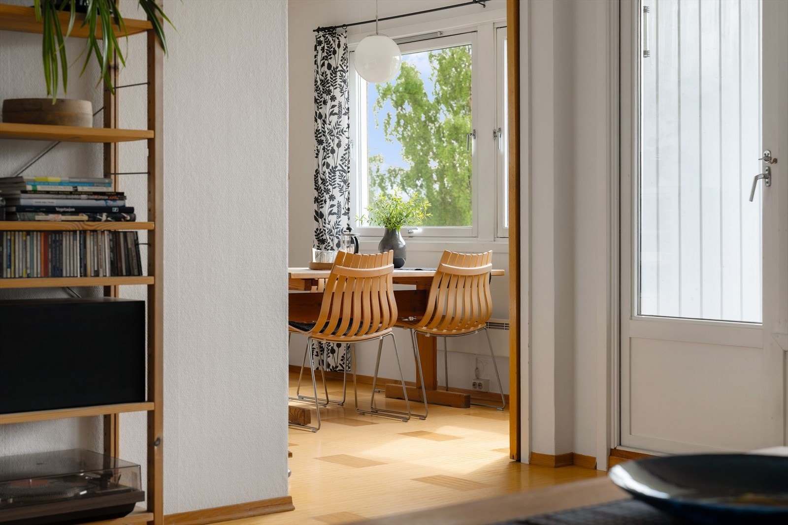 Planløsningen er både praktisk og gjennomtenkt, med en løsning som skaper naturlige soner for både sofagruppe og spisestue. Galleribilde