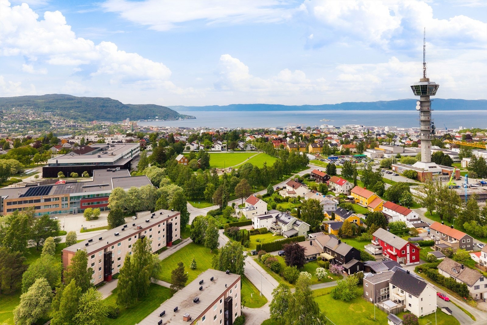 Blusuvold Borettslag ligger i et attraktivt og sentralt boområde like ved Tyholttårnet i Trondheim. Her bor man med gangavstand til dagligvare, treningssenter og et godt kollektivtilbud. Galleribilde