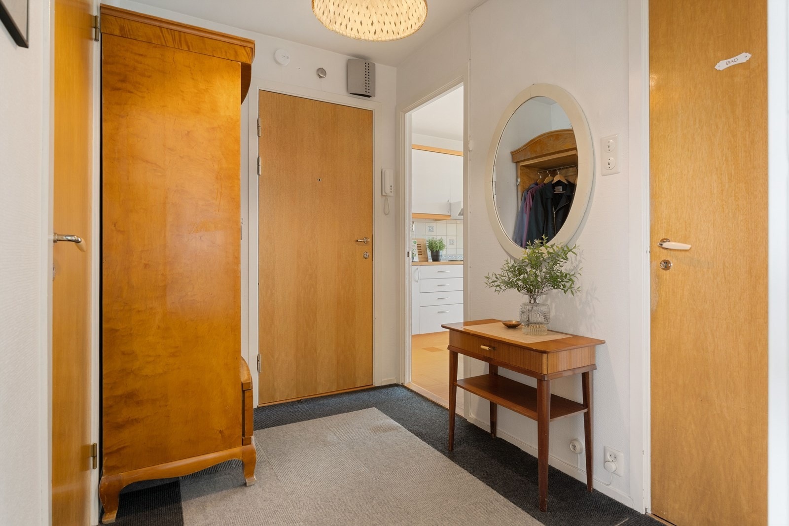 Innenfor døra blir man møtt av en romslig entré med god plass til å henge fra seg ytterklær og sette fra seg sko. Entréen er utstyrt med porttelefon og har god plass til garderobeløsning. Galleribilde