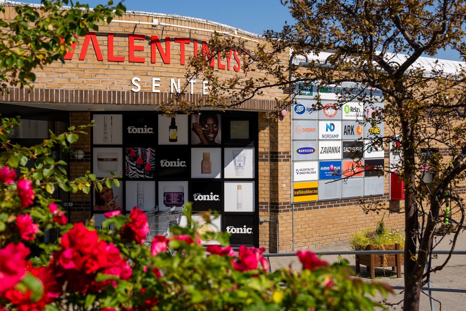 Valentinlyst Senter ligger i gangavstand med bakeri, detaljhandel, vinmonopol, tannlege, legesenter m.m. Galleribilde