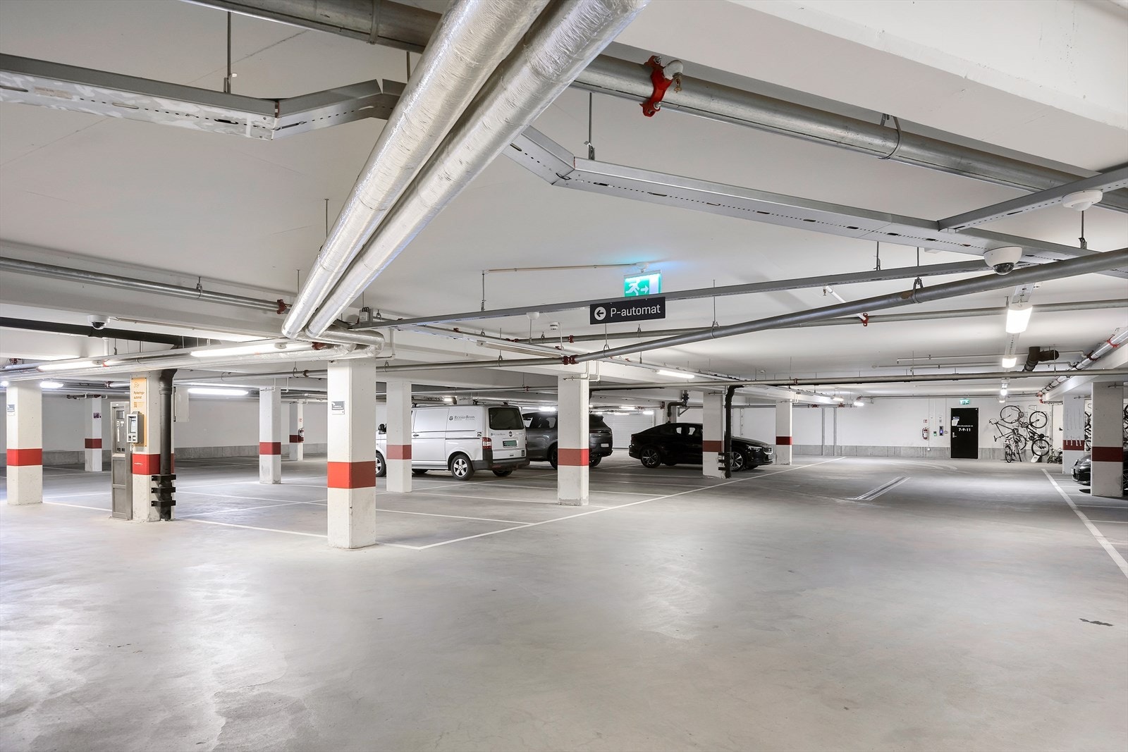 Tidvis mulighet for å kjøpe/leie garasjeplass. Her finner du også gjesteparkering. Galleribilde