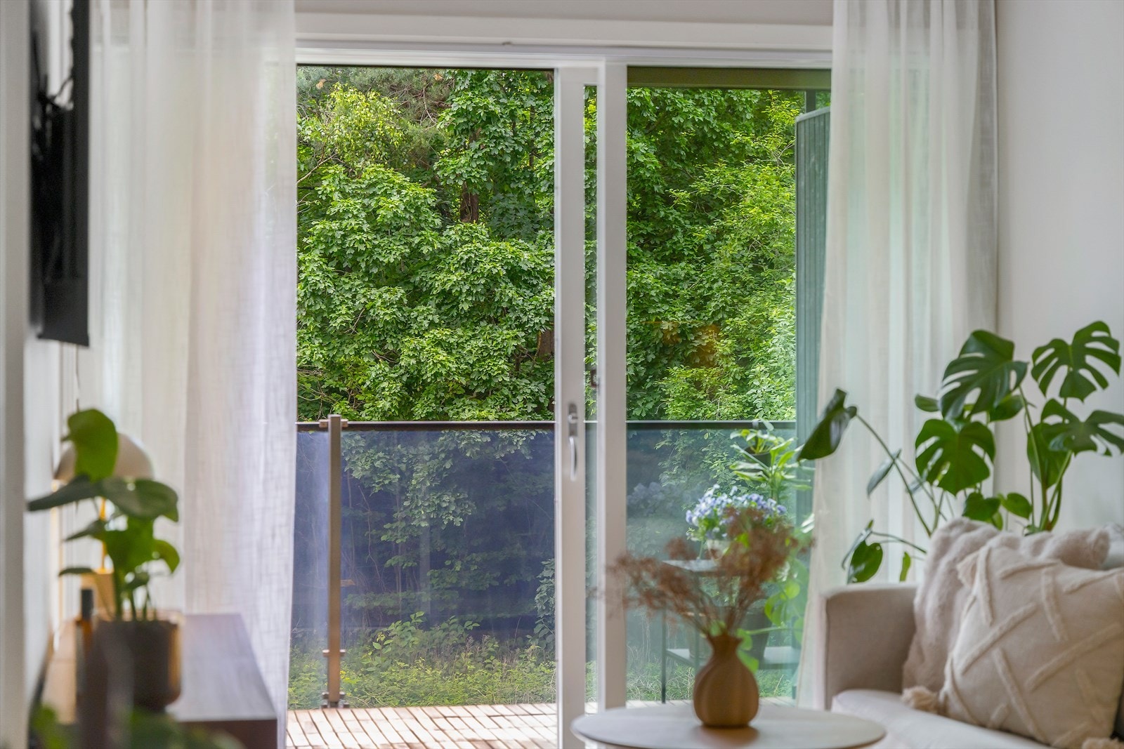 Her får du følelsen av at naturen trekker helt inn i boligen. Galleribilde