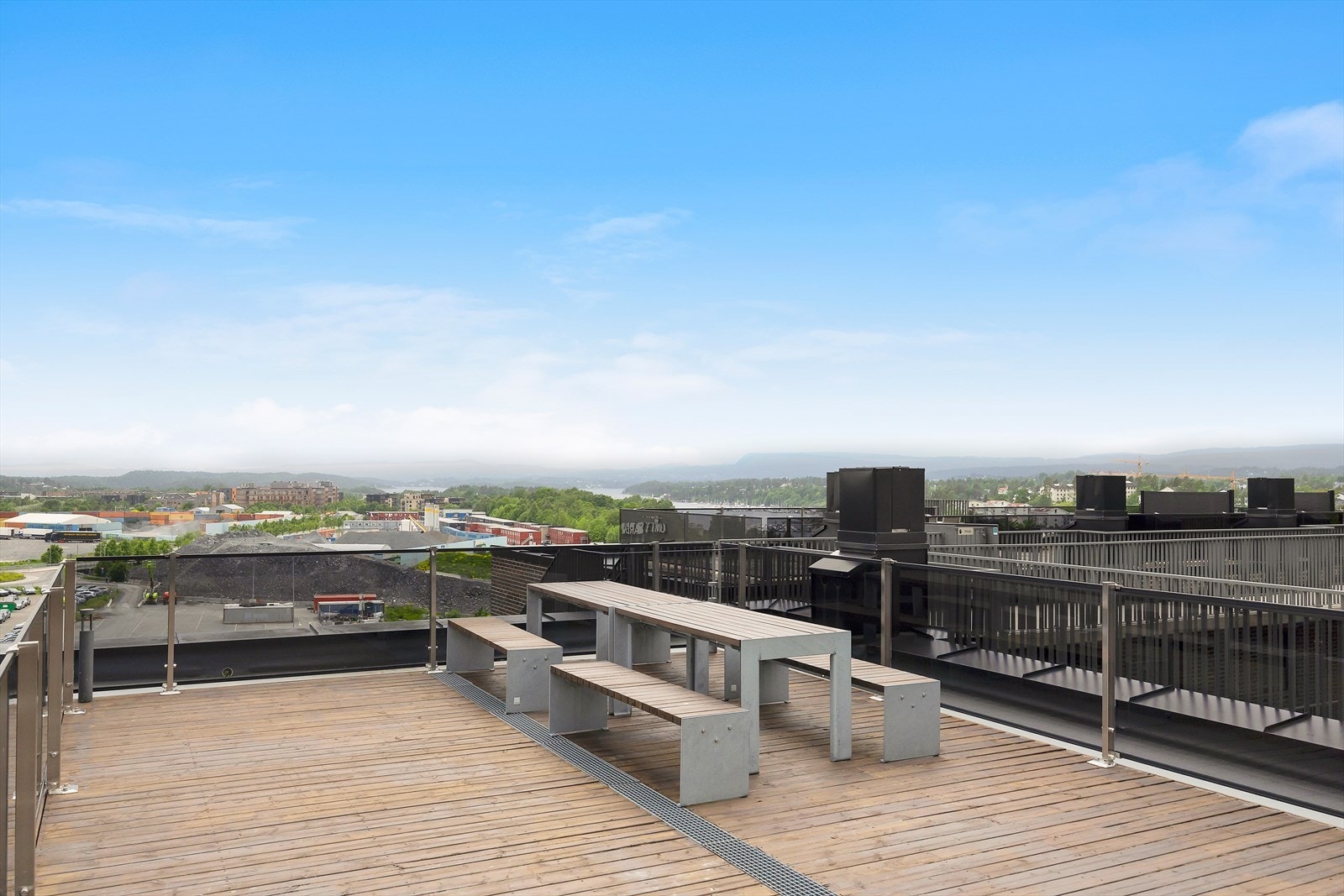 På toppen av bygget finner du en romslig takterrasse med flott utsyn over området og gode solforhold - perfekt for sosiale sammenkomster. Galleribilde